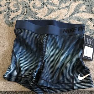 Nike’s women’s biker short sz sm NWT